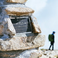 五竜岳の八方ケルンと登山者のシルエット、山頂の絶景の写真