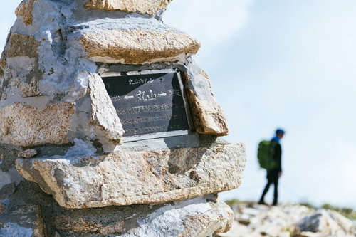 五竜岳の八方ケルンと登山者のシルエット、山頂の絶景