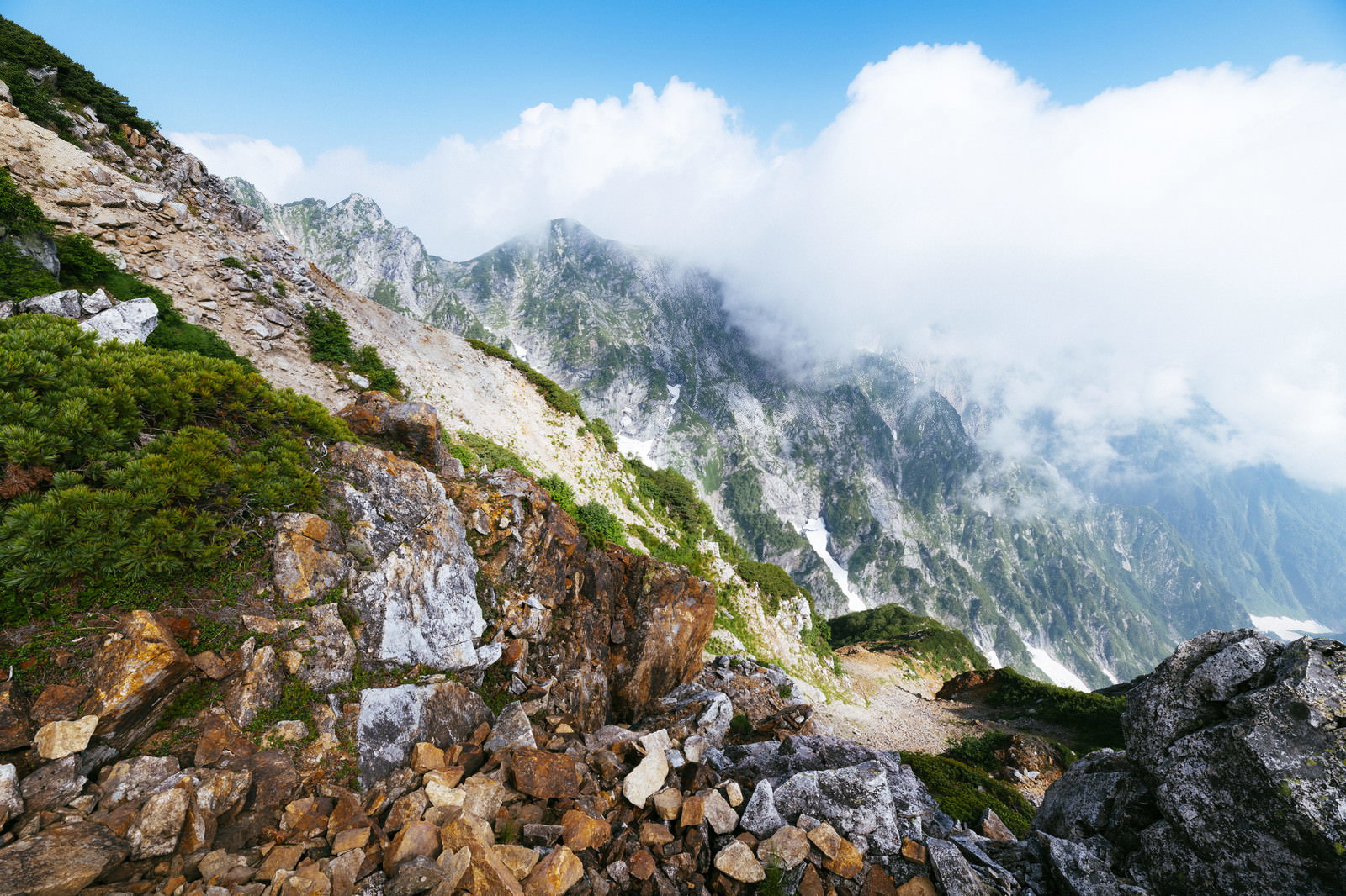 雲に包まれた不帰キレットと五竜岳の稜線を八方尾根から撮影
