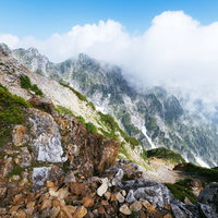 八方尾根から見る五竜岳の不帰キレットの岩場と稜線の写真