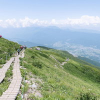 八方尾根の木道から望む五竜岳と白馬の街並みの景色の写真