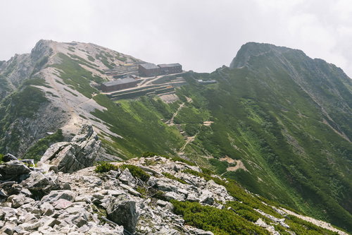 唐松岳山頂から見る五竜岳と頂上山荘の北アルプスの絶景