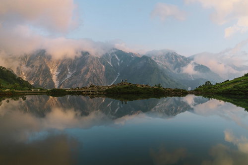 朝焼けの白馬と五竜岳を写す八方池の水鏡リフレクション