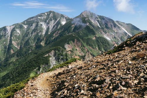 牛首下部から見る唐松岳と五竜岳 北アルプス日本百名山の雄大な山々