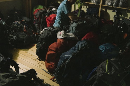 日本百名山・五竜岳の山小屋で登山者のザックを並べる小屋番