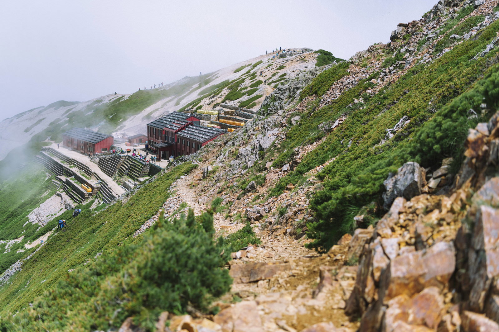 唐松岳頂上山荘と岩場の登山道