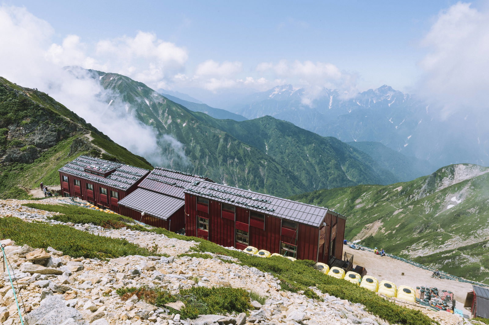 雪化粧した立山連峰を背景に建つ唐松岳頂上山荘