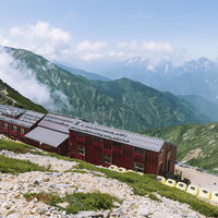 雪化粧した立山連峰を望む唐松岳頂上山荘の絶景の写真