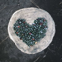 白い容器に木の実で作ったハートマークの写真