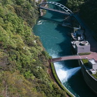 宮ケ瀬湖ダムの放水口と周囲の景観、放流時の迫力ある水の流れの写真