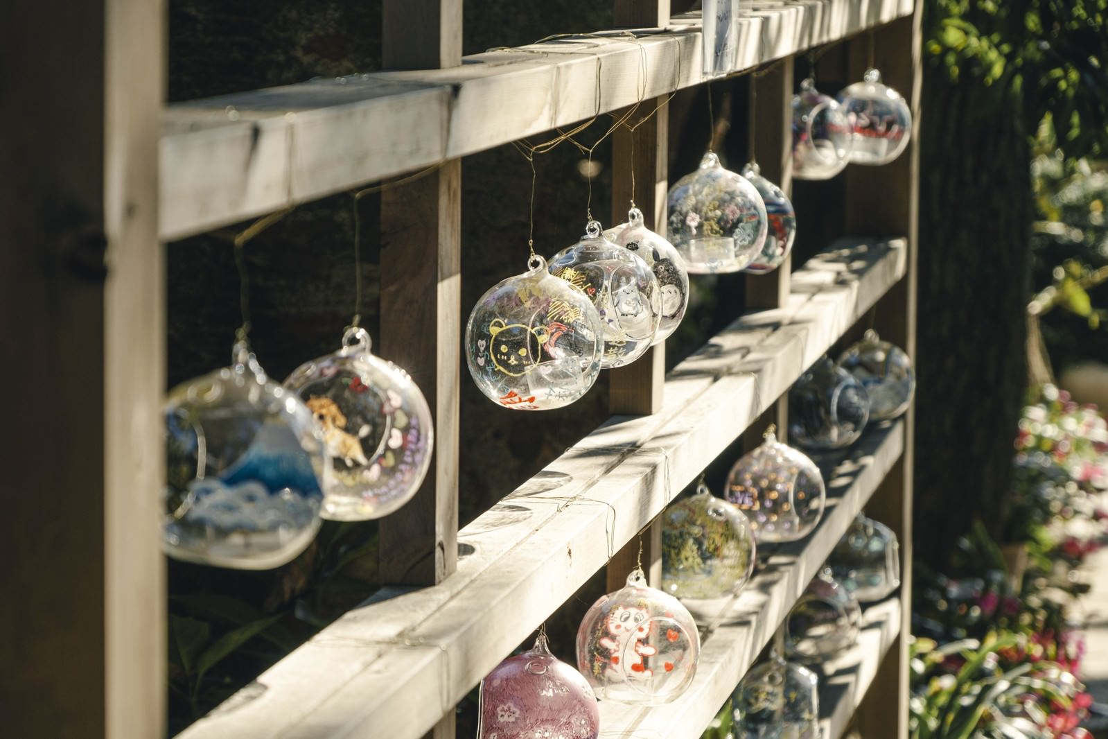 戸越神社の木製の棚に吊り下げられた色とりどりの風鈴