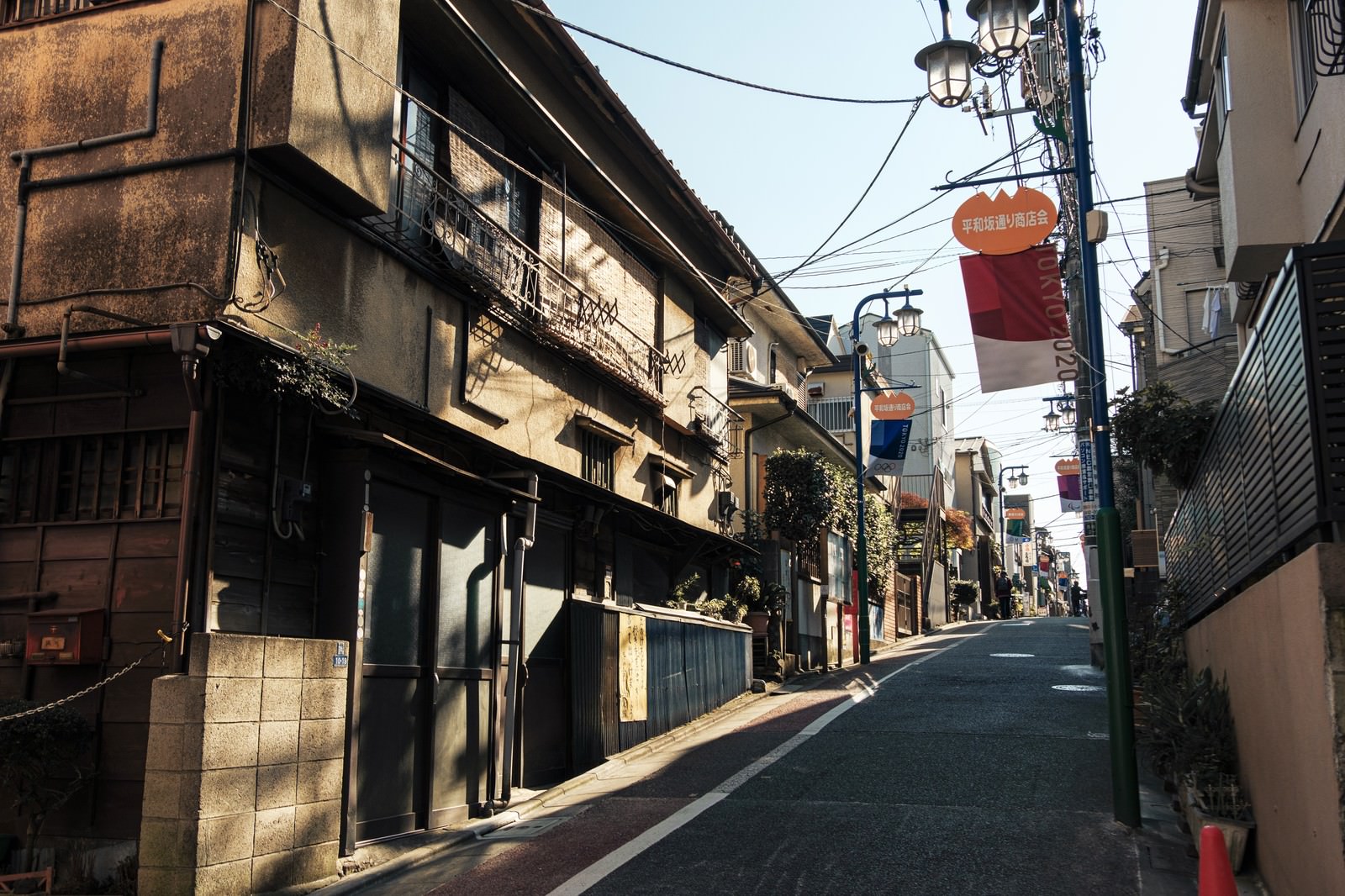 戸越銀座沿いの上り坂に立ち並ぶ木造建築の住宅地