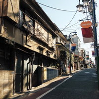 戸越銀座沿いの路地裏、上り坂に立ち並ぶ古き良き木造住宅地の写真
