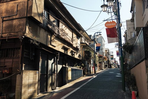 戸越銀座沿いの路地裏、上り坂に立ち並ぶ古き良き木造住宅地