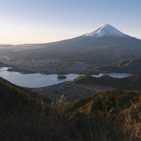 新道峠から見る朝焼けの富士山と山梨の絶景の写真