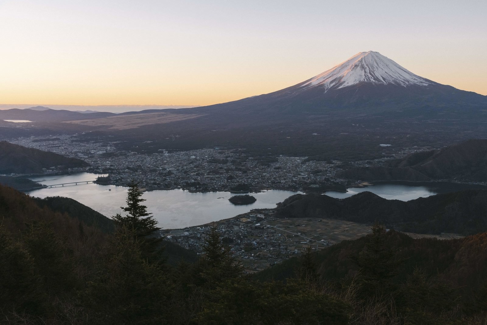 新道峠から撮影した朝焼けに染まる富士山と湖の風景