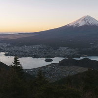 新道峠から見る朝焼けの富士山と山中湖の絶景の写真