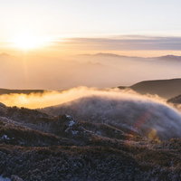 朝日に輝く滝雲と坪庭の風景 山間の雲海が織りなす朝焼けの絶景の写真