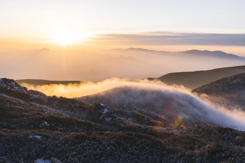 朝日に輝く滝雲と坪庭の風景 山間の雲海が織りなす朝焼けの絶景