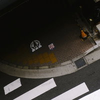不安を誘う横断歩道と止まれの標識が立つ夜間の交差点の写真