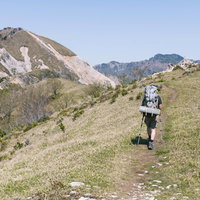 中倉山の稜線を歩くハイカーと山々の景色の写真