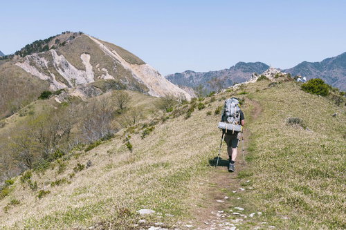 中倉山の稜線を歩くハイカーと山々の景色