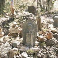 仏果山山頂のお地蔵さんと積み石の写真