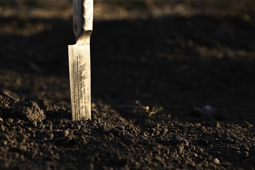 土に突き刺さった包丁の不気味な風景～刃物のホラー