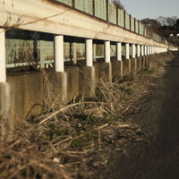 夕暮れの用水路沿いのガードレールと歩道の風景の写真