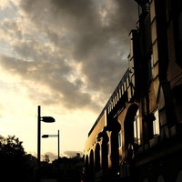 夕焼けに染まるレンガ造りの建物のシルエットの写真