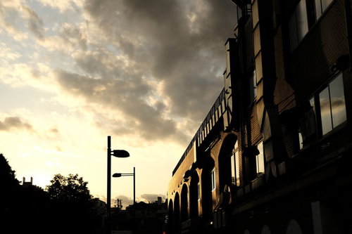 夕焼けに染まるレンガ造りの建物のシルエット