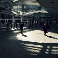 大崎駅前の歩道を行きかう通勤ラッシュの人々の写真