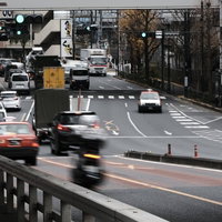 大崎駅前街道の複数車線が交差する車道での日中の交通状況の写真