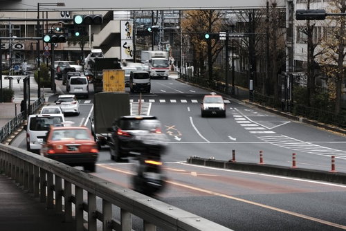 大崎駅前街道の複数車線が交差する車道での日中の交通状況