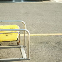 日暮れの駐車場に並ぶ買い物カート置き場の風景の写真