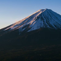 朝焼けに染まる富士山の山頂 | 日本一の活火山を照らす夜明けの絶景の写真