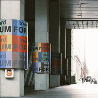 東京国際フォーラムの白い柱が並ぶ路地の光と影の写真