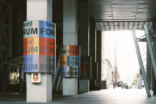 東京国際フォーラムの白い柱が並ぶ路地の光と影