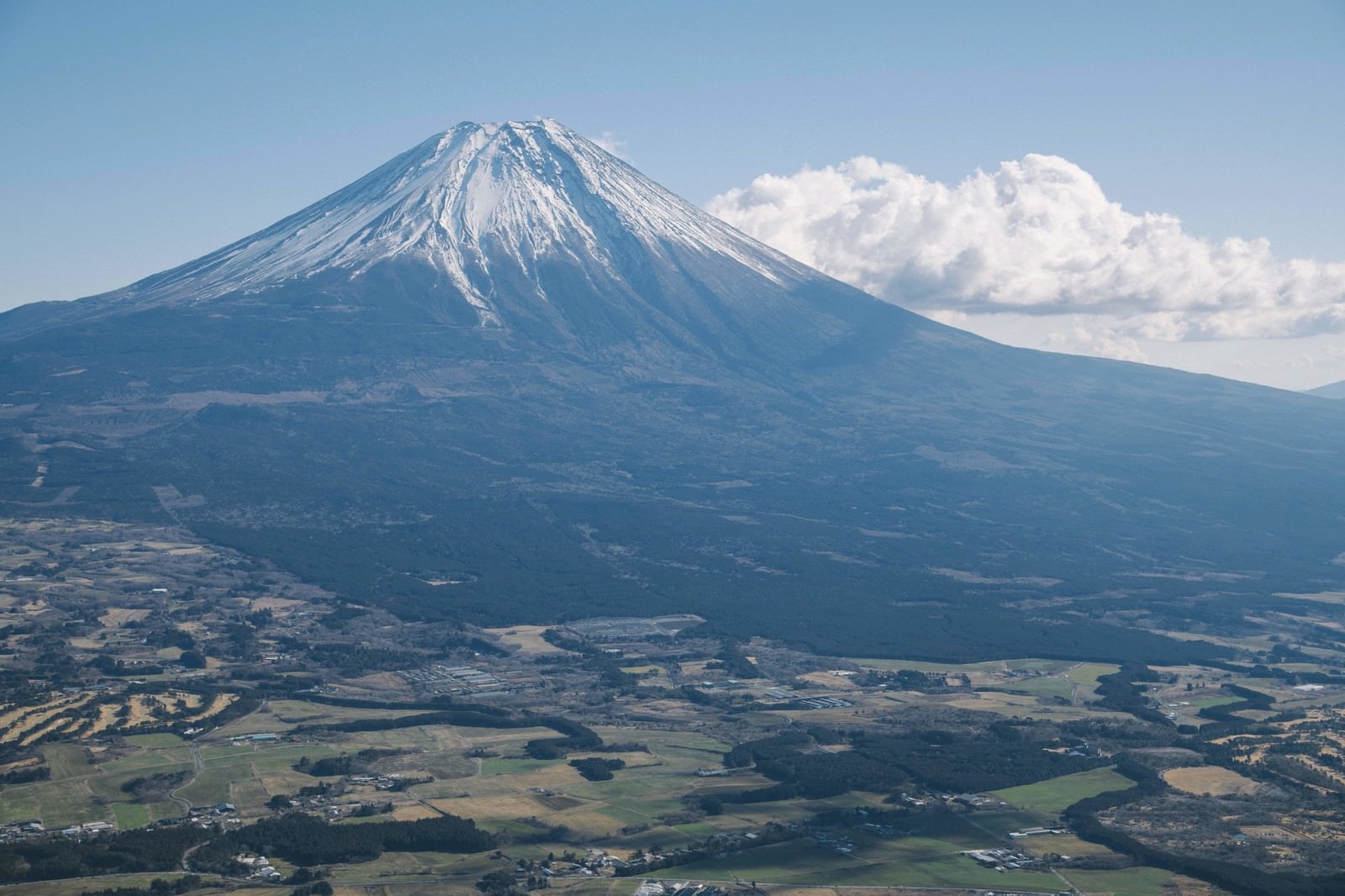 毛無山から眺めた雪化粧した富士山と雪煙が舞い上がる山頂