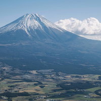 毛無山の登山道から見る雪化粧した富士山と雪煙の写真