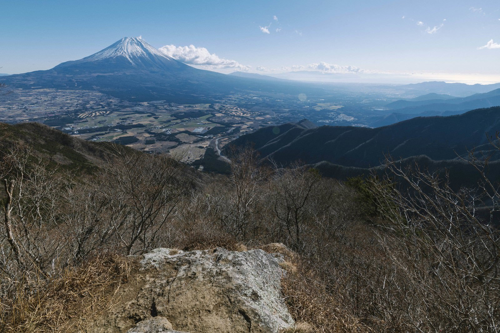 毛無山展望台から眺める雪化粧した富士山と連なる山々の風景
