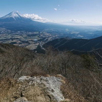 毛無山展望台から見る日本一の富士山と連なる山々の稜線の写真