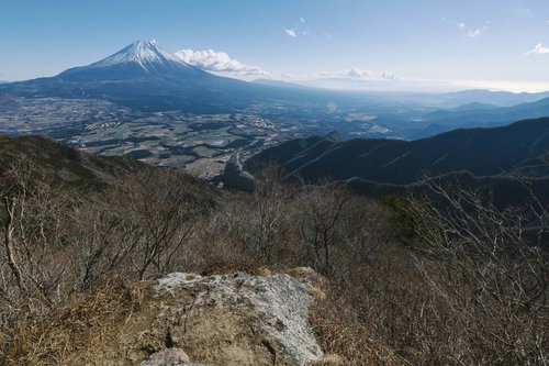 毛無山展望台から見る日本一の富士山と連なる山々の稜線