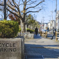 良く晴れた駐輪場に設置されたBICYCLE PARKING案内表示の写真