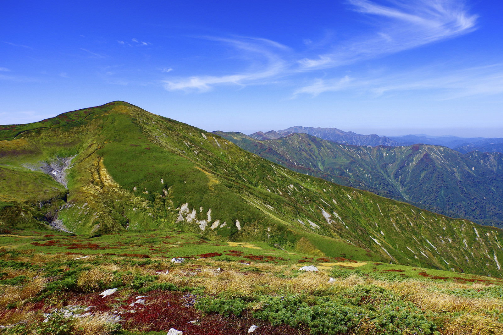大朝日岳から以東岳方面を望む緑の稜線と青空の山岳風景