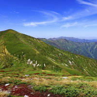 大朝日岳から見る以東岳方面の稜線と山頂の景色の写真
