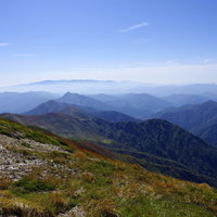 大朝日岳の向こうに見える飯豊山連峰と日本百名山の稜線の写真