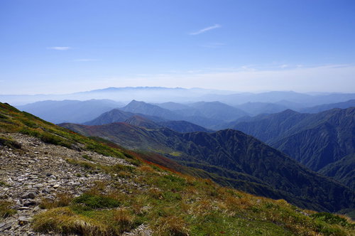 大朝日岳の向こうに見える飯豊山連峰と日本百名山の稜線