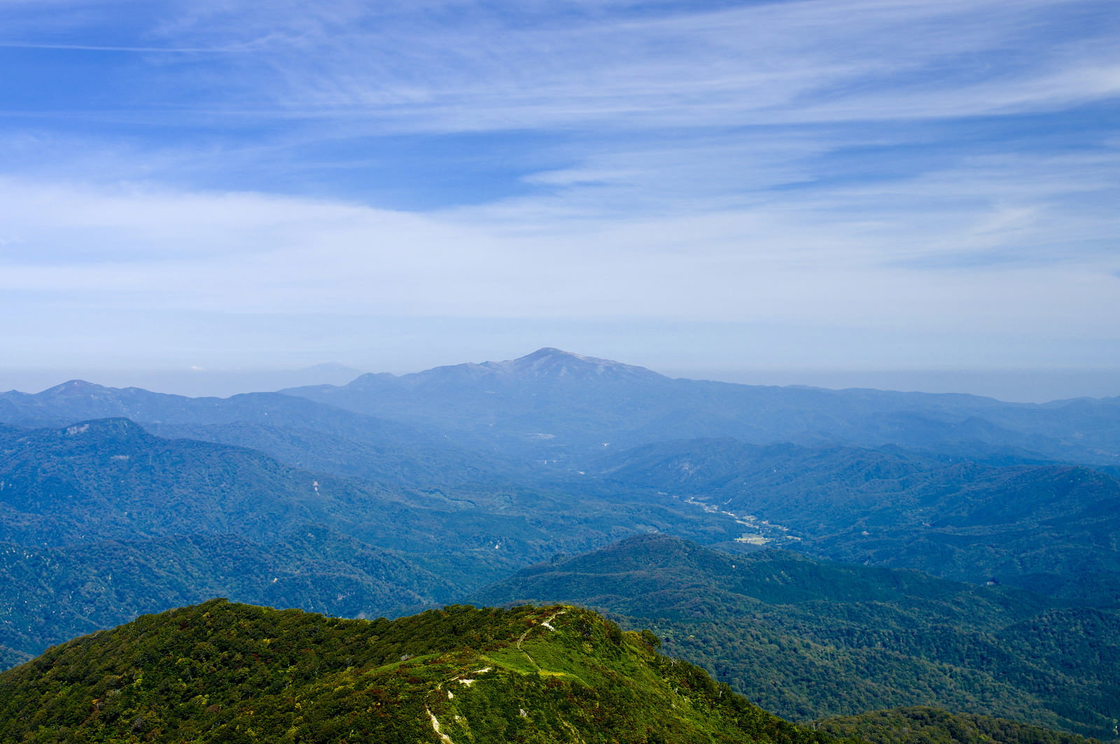 大朝日岳山頂から見た月山方面の連なる山々と青空の風景