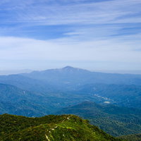 大朝日岳山頂から望む月山と連なる山々の展望の写真